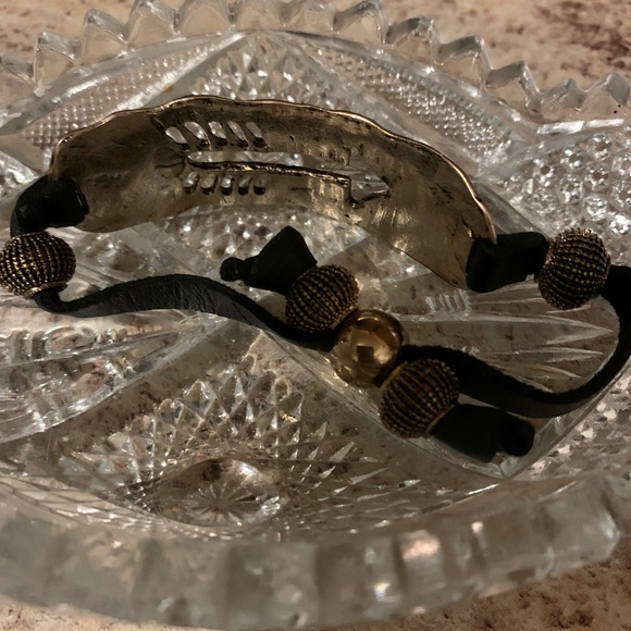 NWT NEW ABSOLUTELY Beautiful gold tone arrow rustic bracelet!! - Picture 2 of 3